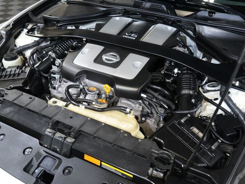 Used 2016 Nissan 370Z Touring RWD image 39