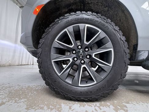 Used 2023 Chevrolet Suburban Z71 w/ Luxury Package AWD/4WD image 13