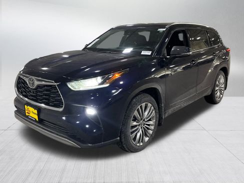 Certified 2025 Toyota Highlander Platinum image 3