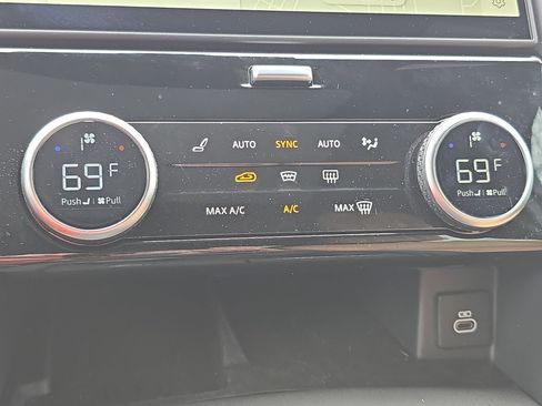 Certified 2025 Land Rover Discovery Dynamic SE image 25