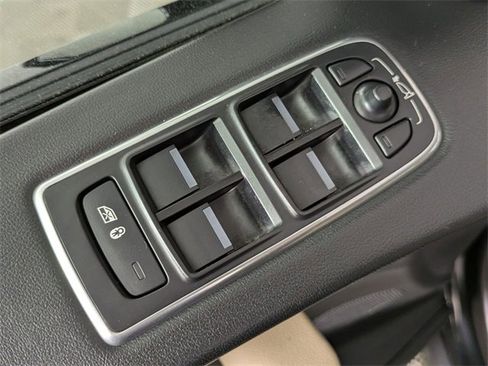 Used 2017 Jaguar F-PACE Premium image 13