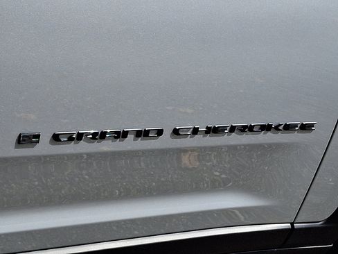 New 2025 Jeep Grand Cherokee Limited w/ Black Appearance Package image 17