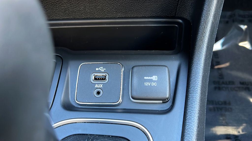 Used 2019 Jeep Cherokee Latitude Plus w/ Comfort/Convenience Group FWD image 28