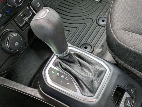 Used 2021 Jeep Renegade Sport image 26