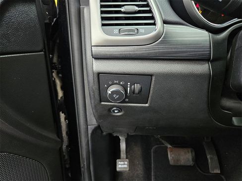 Used 2020 Jeep Grand Cherokee Altitude image 17