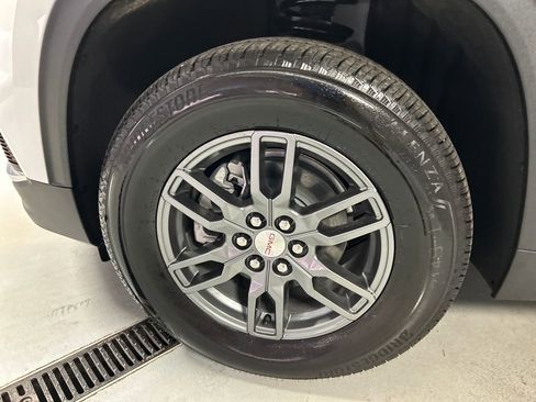 Used 2025 GMC Acadia Elevation image 9