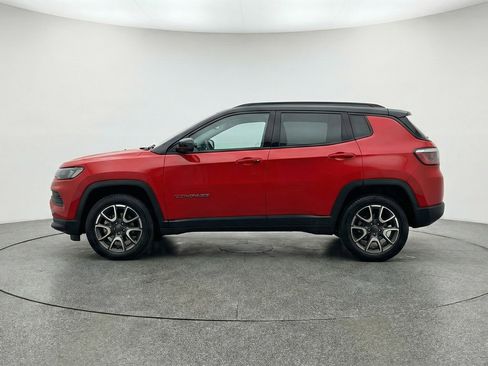 Used 2025 Jeep Compass Trailhawk image 5