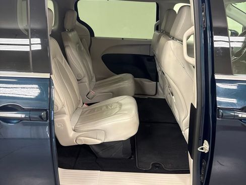 Used 2021 Chrysler Pacifica Touring-L FWD image 27