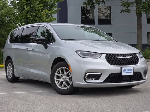 Used 2024 Chrysler Pacifica Touring-L FWD image 2