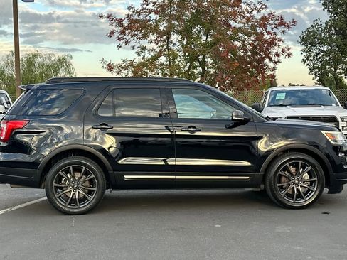 Used 2018 Ford Explorer XLT w/ Equipment Group 202A image 8