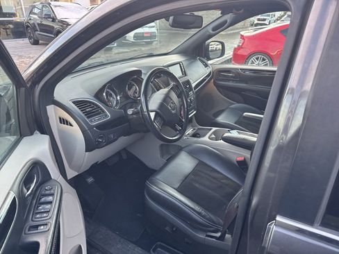 Used 2019 Dodge Grand Caravan SXT image 4