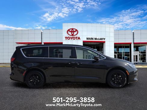 Used 2022 Chrysler Voyager LX FWD image 6