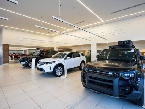 Used 2025 Land Rover Discovery S AWD/4WD image 5