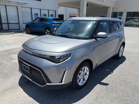 Used 2024 Kia Soul LX w/ Option Group 015 FWD image 2