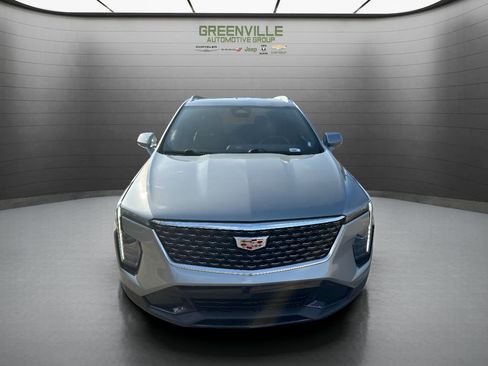 Used 2024 Cadillac XT4 Premium Luxury image 2