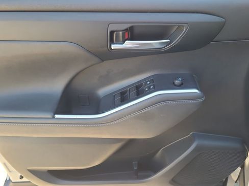 Used 2020 Toyota Highlander XLE image 12