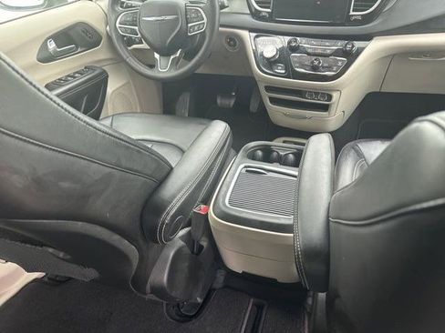 Used 2023 Chrysler Pacifica Touring-L FWD image 37