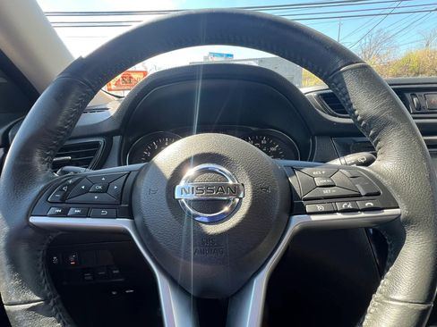 Used 2017 Nissan Rogue SV image 19