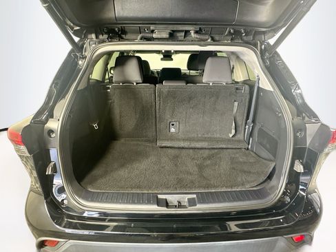 Used 2022 Toyota Highlander LE FWD image 29