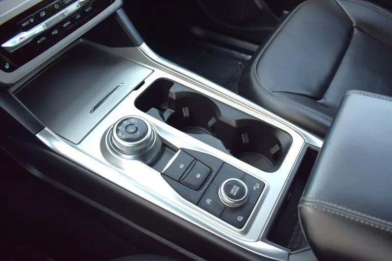 Used 2024 Ford Explorer XLT w/ Equipment Group 202A AWD/4WD image 25