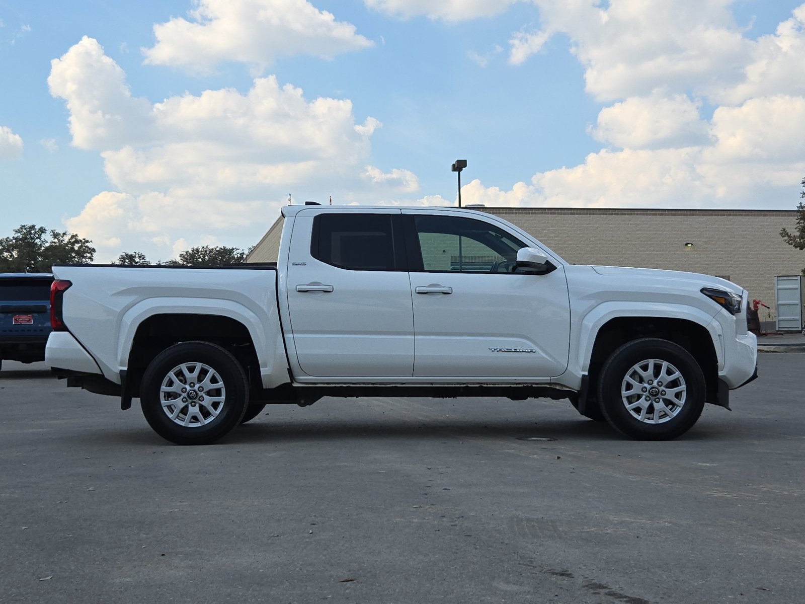 Certified 2025 Toyota Tacoma SR5 AWD/4WD image 6