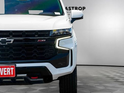 Certified 2024 Chevrolet Suburban Z71 w/ Luxury Package AWD/4WD image 8