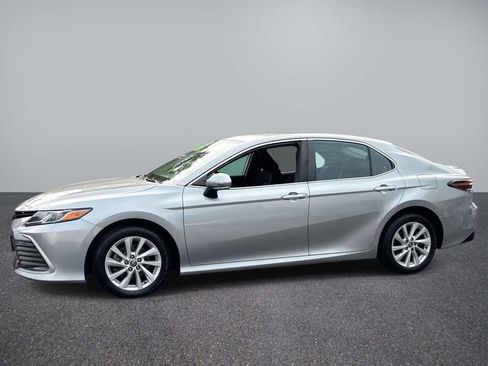 Used 2022 Toyota Camry LE image 1