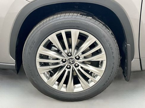 New 2026 Toyota Highlander Platinum AWD/4WD image 8