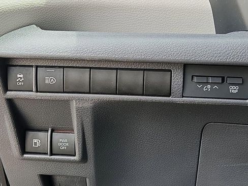 Used 2021 Toyota Sienna XLE image 24