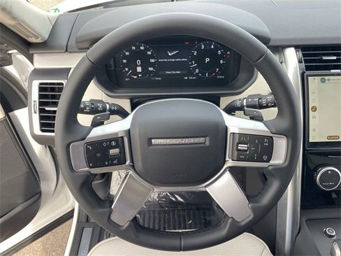 Used 2025 Land Rover Discovery Dynamic SE image 7