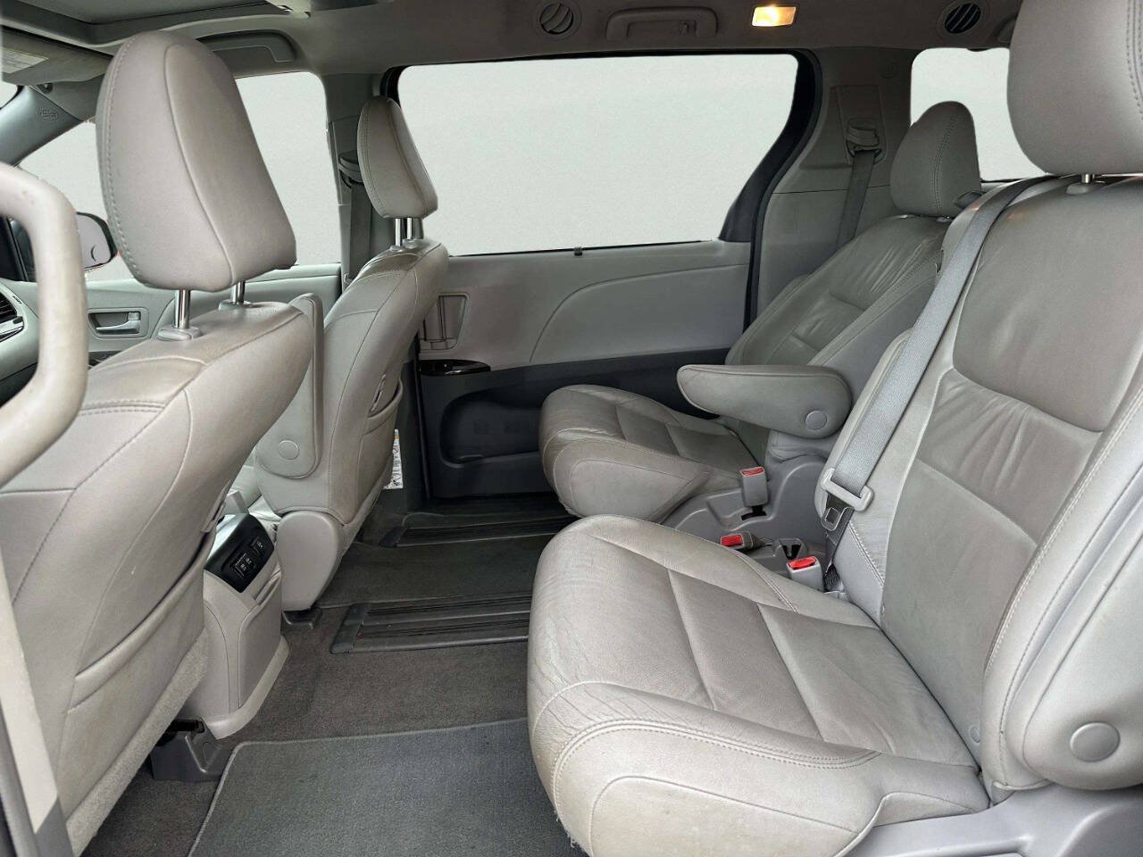 Used 2018 Toyota Sienna XLE w/ XLE Navigation Package FWD image 12