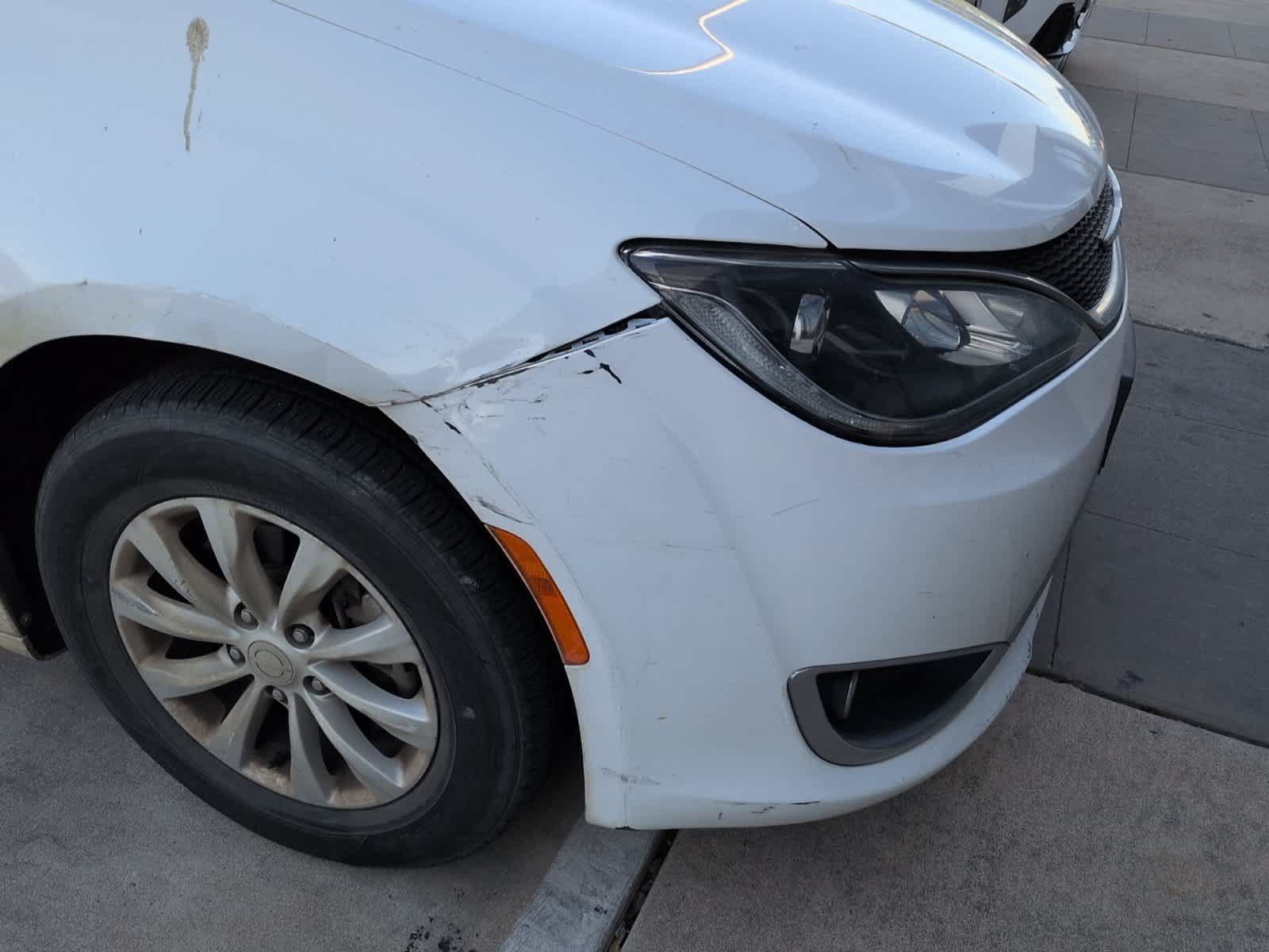 Used 2018 Chrysler Pacifica Touring Plus FWD image 4