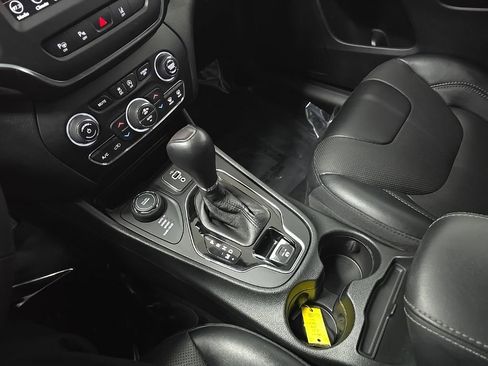 Used 2023 Jeep Cherokee Altitude Lux image 27