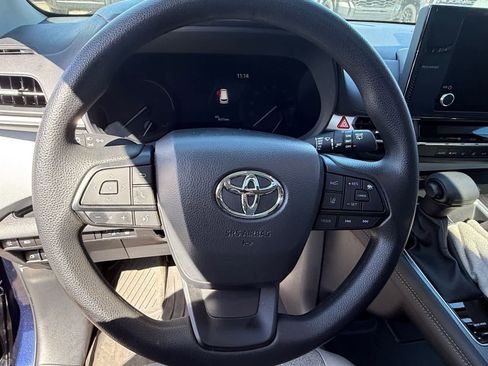 Used 2025 Toyota Sienna LE w/ LE Plus Package image 19