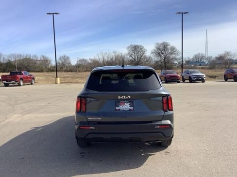 Used 2023 Kia Sorento LX image 7