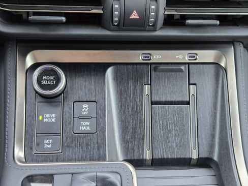 Used 2024 Lexus GX 550 w/ Accessory Package (Z1) AWD/4WD image 16