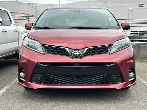 Used 2018 Toyota Sienna SE image 2