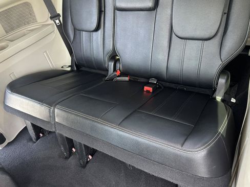Used 2016 Chrysler Town & Country Touring w/ Driver Convenience Group FWD image 36