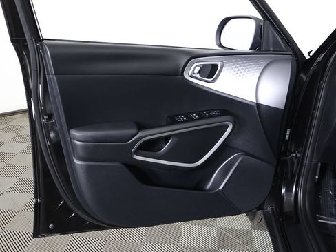 Used 2025 Kia Soul LX w/ LX Technology Package FWD image 21