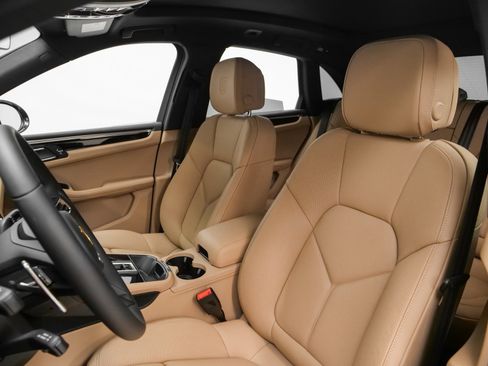 Used 2025 Porsche Macan image 5