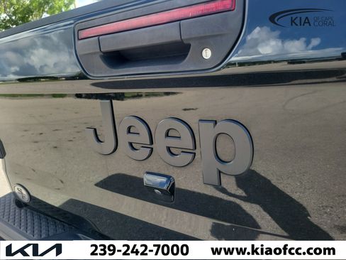 Used 2024 Jeep Gladiator Sport AWD/4WD image 10