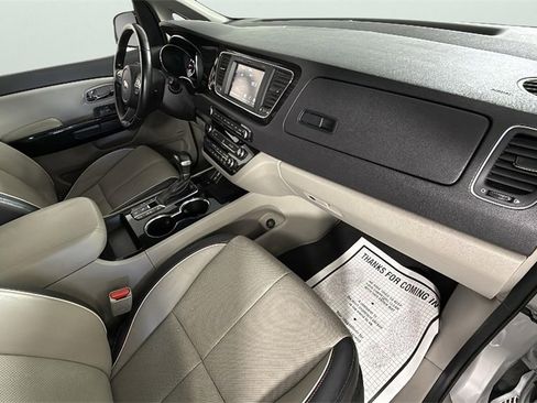 Used 2019 Kia Sedona SX image 39