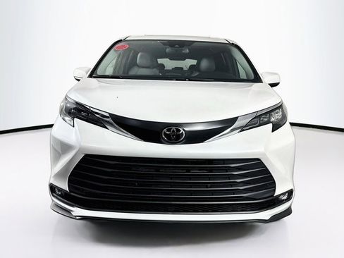 New 2026 Toyota Sienna XLE FWD image 2