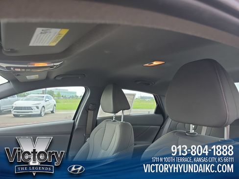 Used 2024 Hyundai Elantra SEL FWD image 21