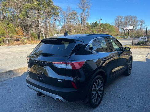 Used 2020 Ford Escape Titanium image 4