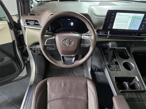 Used 2024 Toyota Sienna Platinum image 17