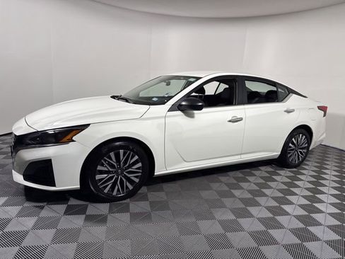 Used 2025 Nissan Altima 2.5 SV image 11