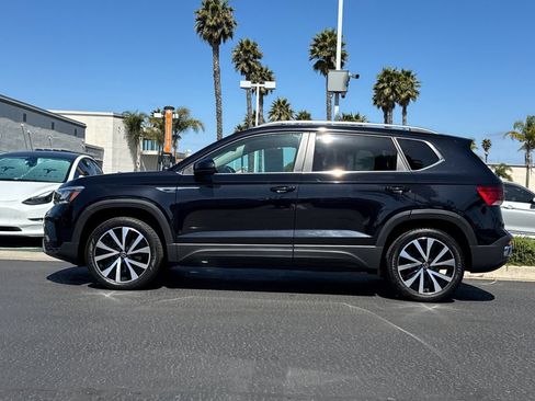Used 2023 Volkswagen Taos SE w/ Panoramic Sunroof Package FWD image 7