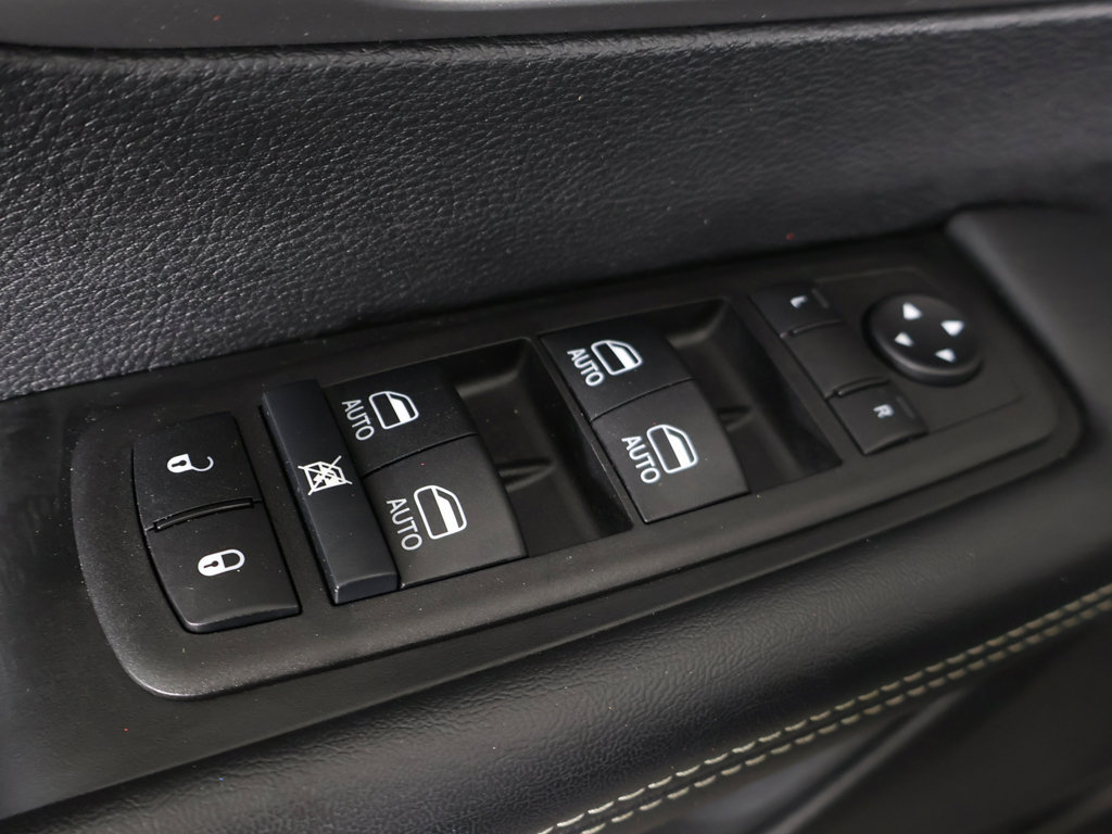 Used 2025 Chrysler Pacifica Select FWD image 40