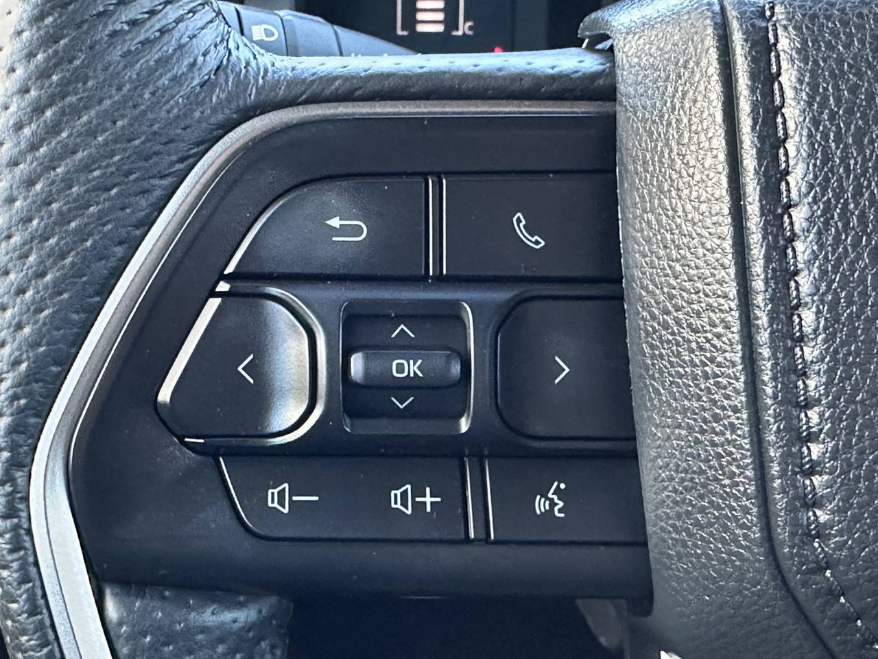 Used 2024 Toyota Tacoma SR5 AWD/4WD image 41